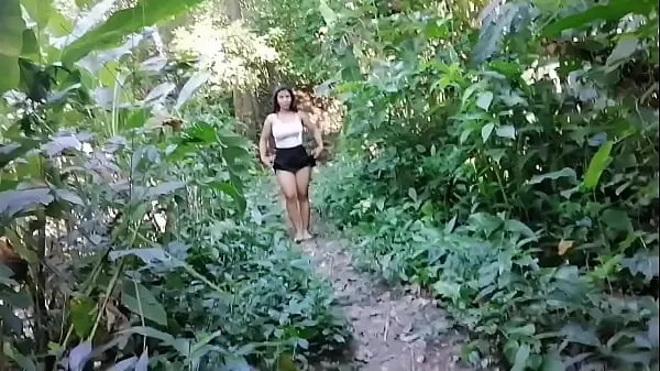 Mostrar andando com meu amigo na selva tubo quente