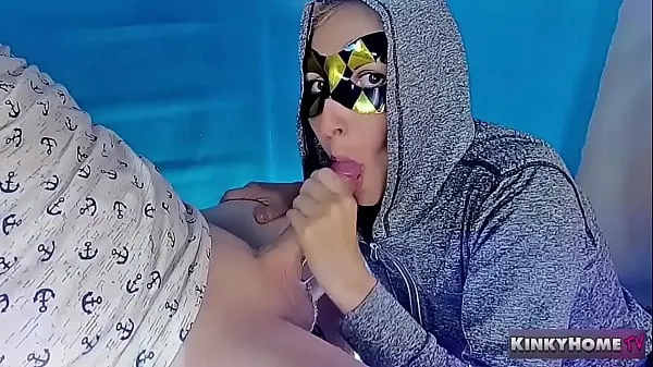 Mostrar Garota gostosa chupa o pau do cara. Swallow cum tubo quente