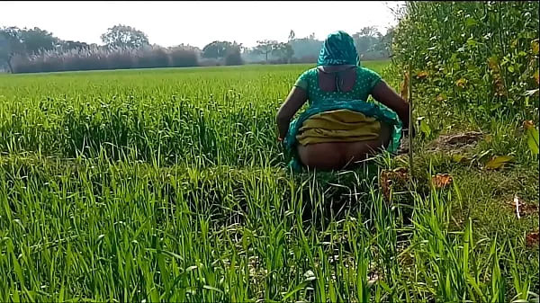 Pokaż Rubbing the country bhaji in the wheat fieldciepły kanał