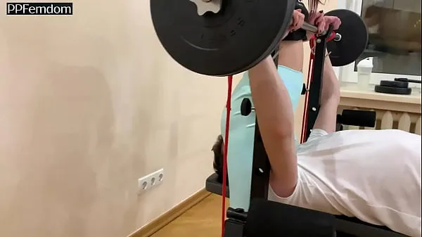 Afficher Fille dominante excitée et perverse en pantalon de yoga bleu Humiliation Guy in GYM - Facesitting de poids total et de visage sur la suprématie féminine (aperçuTube chaud