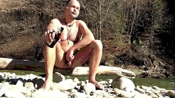 Zobrazit beach bum with beer - nudist compilation teplé trubici