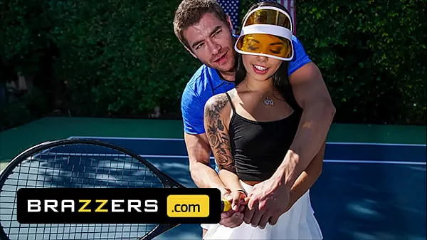 Xander Corvus) Massages (Gina Valentinas) Foot To Ease Her Pain They End Up Fucking - Brazzers温かいチューブを表示