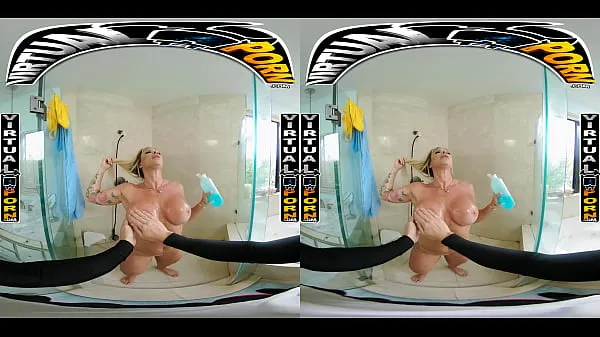 Mostrar Busty Blonde MILF Robbin Banx Seduces Step Son In Shower tubo quente