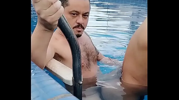 Afficher Cassé! Des hommes baisent dans la piscine de l'hôtelTube chaud