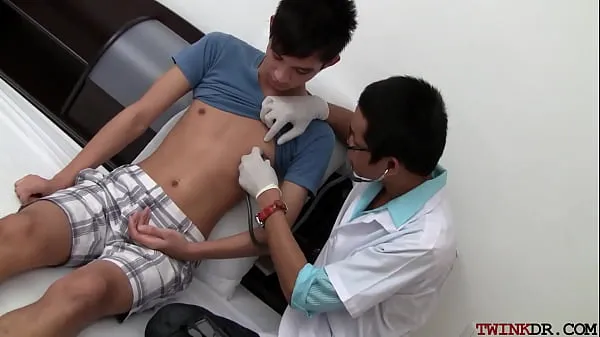 عرض Asian twink gets examined and breeded from behind by doctor الأنبوب الدافئ