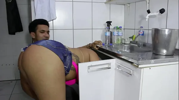 عرض The cocky plumber stuck the pipe in the ass of the naughty rabetão. Victoria Dias and Mr Rola الأنبوب الدافئ