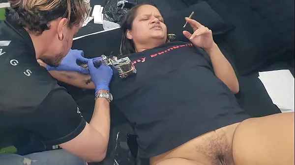 Zeige Meine Frau bietet Tattoo Pervert ihre Muschi im Austausch für das Tattoo an. Deutscher Tätowierer - Gatopg2019warme Tube