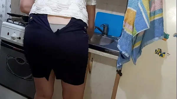 Visa While my step mother was washing the dishes, I masturbated my pussy - Lesbian Illusion Girls varmt rör