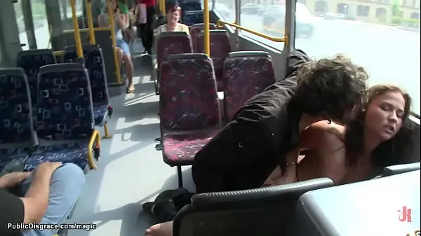 Zeige Gefesselte Handgelenke und Ellbogen hinter kleinen Titten brünett Euroschlampe Niki Sweet ging nackt auf öffentlichen Straßen und wurde dann im Bus von großem Schwanz gefickt Zenza Raggiwarme Tube