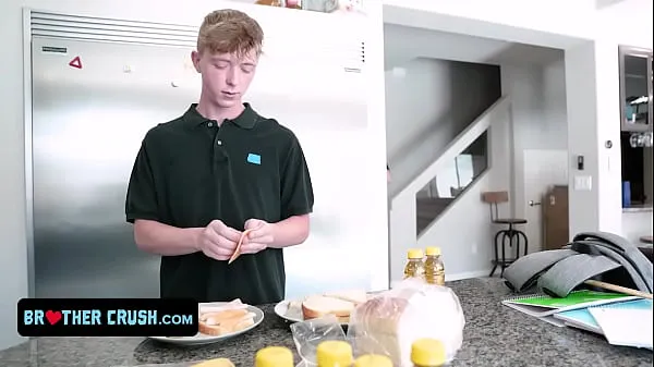 Afficher Fit Guy découvre que son petit demi-frère mesure sa bite et l'aide à devenir durTube chaud