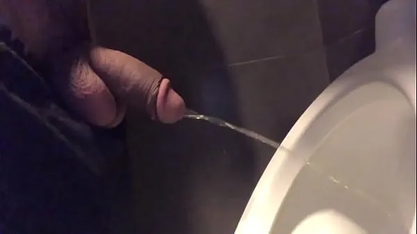 Näytä gifted pissing without hand on public toilet urinal lämmin putki