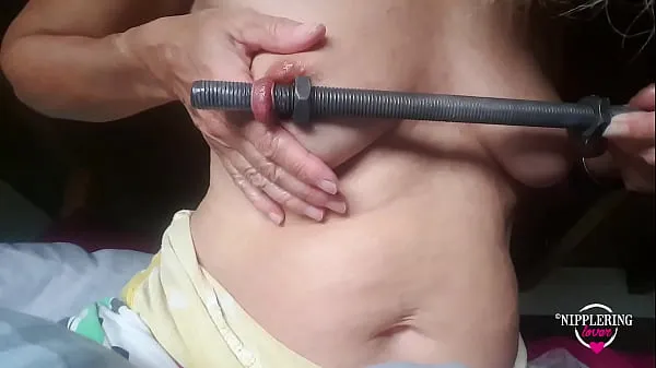 Mostrar nippleringlover viziosa milf che inserisce un'asta da 16mm in piercing al capezzolo estremo e allungato parte 1tubo caliente