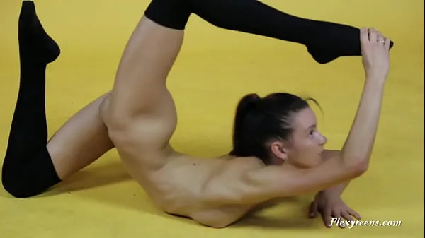 Show Russian fit body girl Sanya Semashko spreading crazy good warm Tube