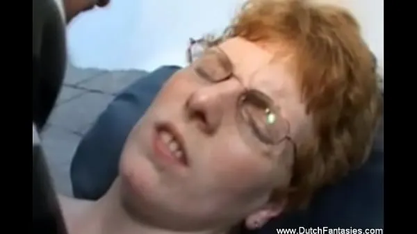 Afficher Professeur rousse néerlandais moche avec des lunettes baisée par un étudiantTube chaud