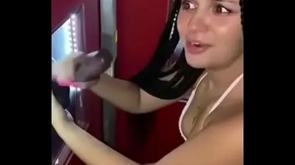 Vis Beautiful girl sucking dick in closed booth varmt rør