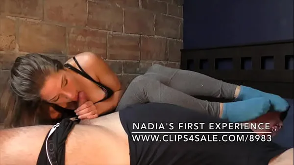 Vis Nadia's First Experience - (Dreamgirls in Socks varmt rør