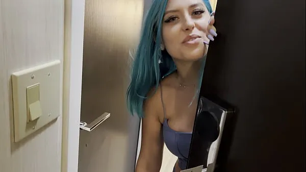 Prikaži Casting Curvy: Blue Hair Thick Porn Star BEGS to Fuck Delivery Guy toplo cev