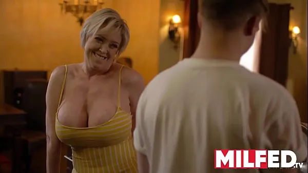 Visa Mother-in-law Seduces him with her HUGE Tits (Dee Williams) — MILFED varmt rör