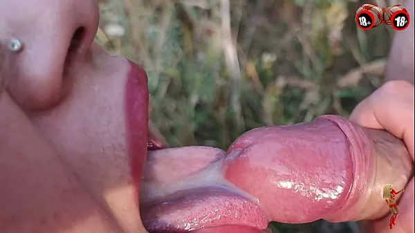 Afficher Belle pipe lente et chaude d'une blonde mature dans la nature - énorme creampie dans la boucheTube chaud