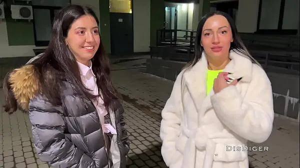 Mostrar Pegou um amigo de duas beldades e fodeu com elas na mesa da cozinha tubo quente