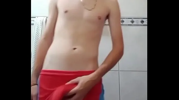 Very naughty 18-year-old boy hitting with the cock scoring in the shorts meleg cső megjelenítése