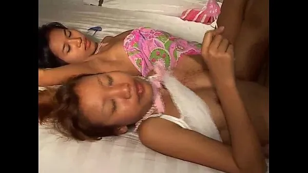 Afficher Les jeunes gars thaïlandais Saori et Saya lèchent une bite à la crème glacéeTube chaud