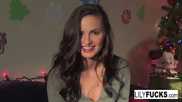 عرض Lily tells us her horny Christmas wishes before satisfying herself in both holes الأنبوب الدافئ
