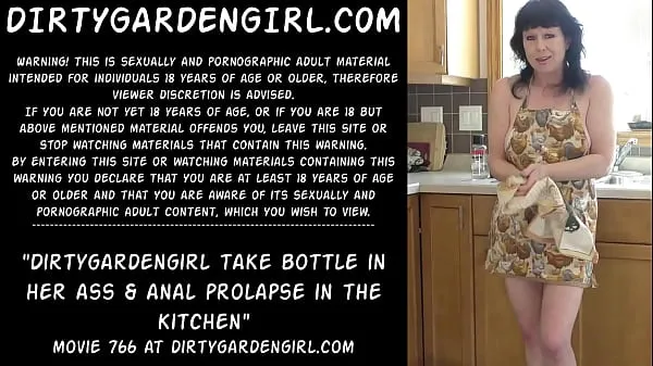 Afficher Dirtygardengirl prend une bouteille dans le cul et un prolapsus anal dans la cuisineTube chaud