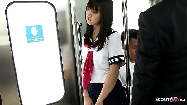 Mostrar Pequeña chica universitaria japonesa seduce al sexo en grupo público y al bukkake en el autobústubo caliente