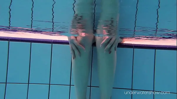 展示 Czech teen Roxalana impresses with her swimming prowess 暖暖的管子