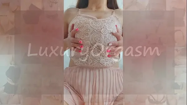 Zeige Hübsches Mädchen in rosa Kleid und braunen Haaren spielt mit ihren großen Titten - LuxuryOrgasmwarme Tube