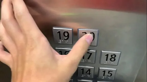 Mostrar Sexo em público, no elevador com um estranho e eles nos pegam tubo quente