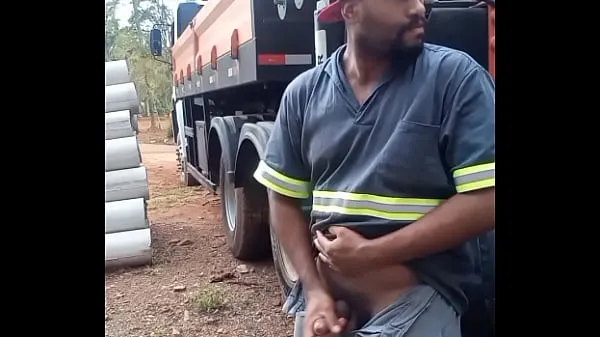 Zeige Worker Masturbating on Construction Site Hidden Behind the Company Truckwarme Tube