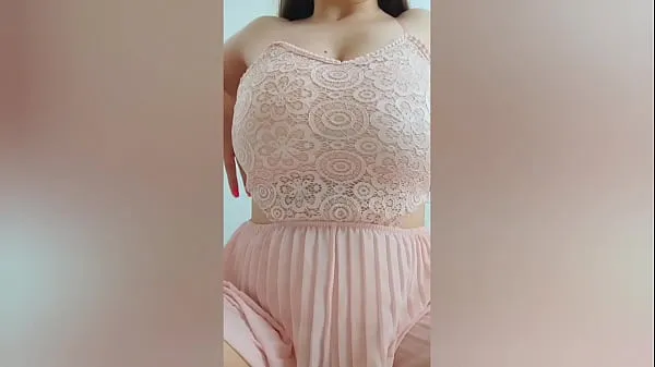 Mostrar Jovem fofa de vestido rosa brincando com seus peitos grandes na frente da câmera - DepravedMinx tubo quente