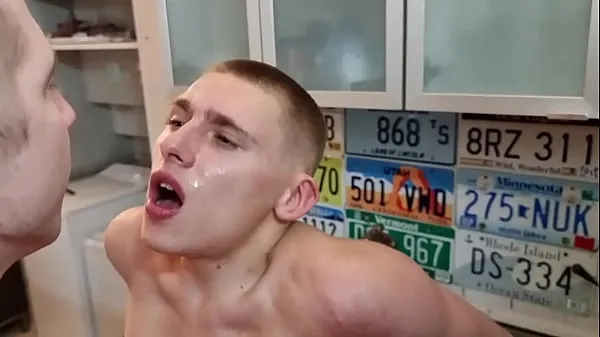 Mostrar Horny hunk fucks young twink on a kitchen tabletubo caliente