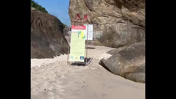 Mostrar Renatinha Mello - HotWife Exibicionista visitando a praia de Abricó com os amigostubo caliente