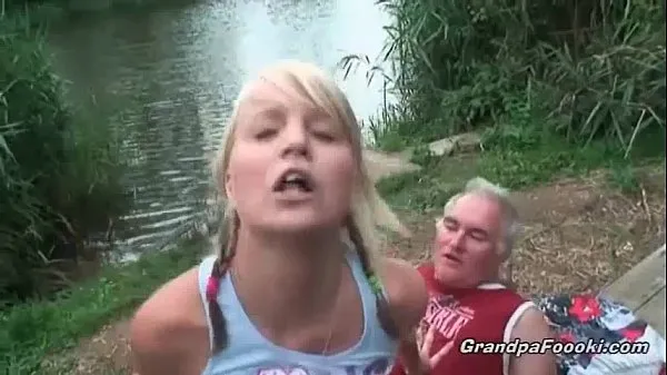 Zobrazit Gorgeous blonde rides dick on the river shore teplé trubici