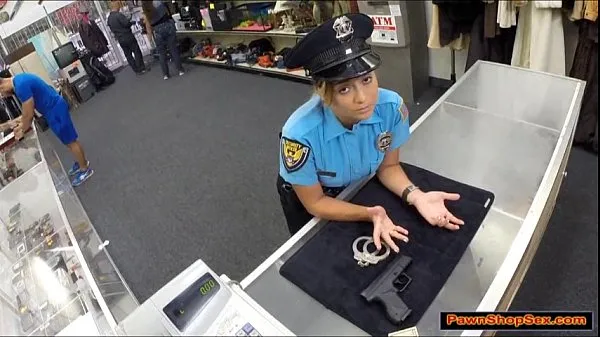 Visa Police officer pawns her gun and is fucked varmt rör